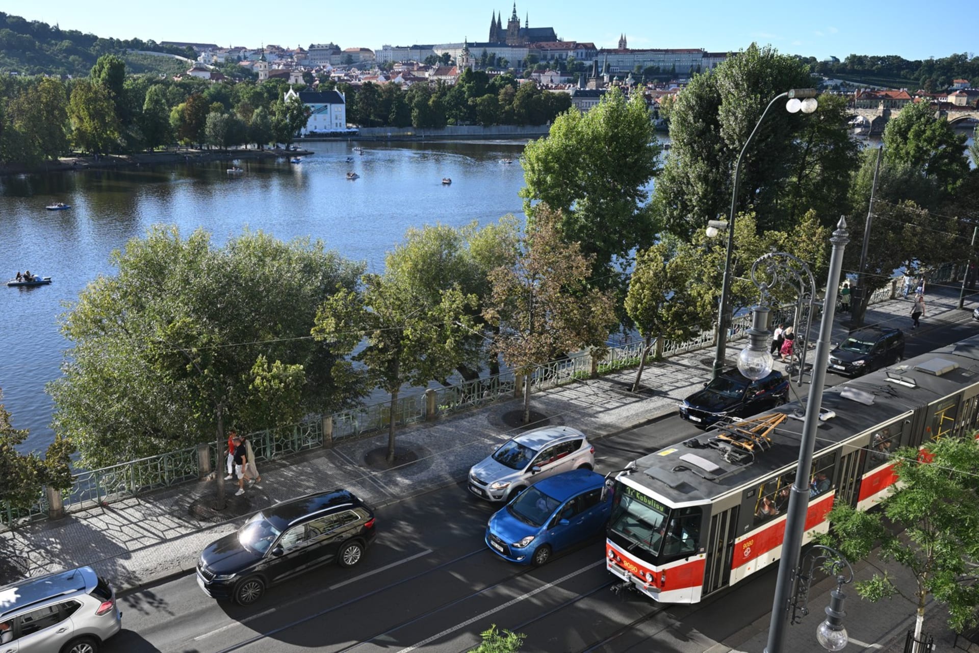 Odpolední provoz na Smetanově nábřeží v Praze