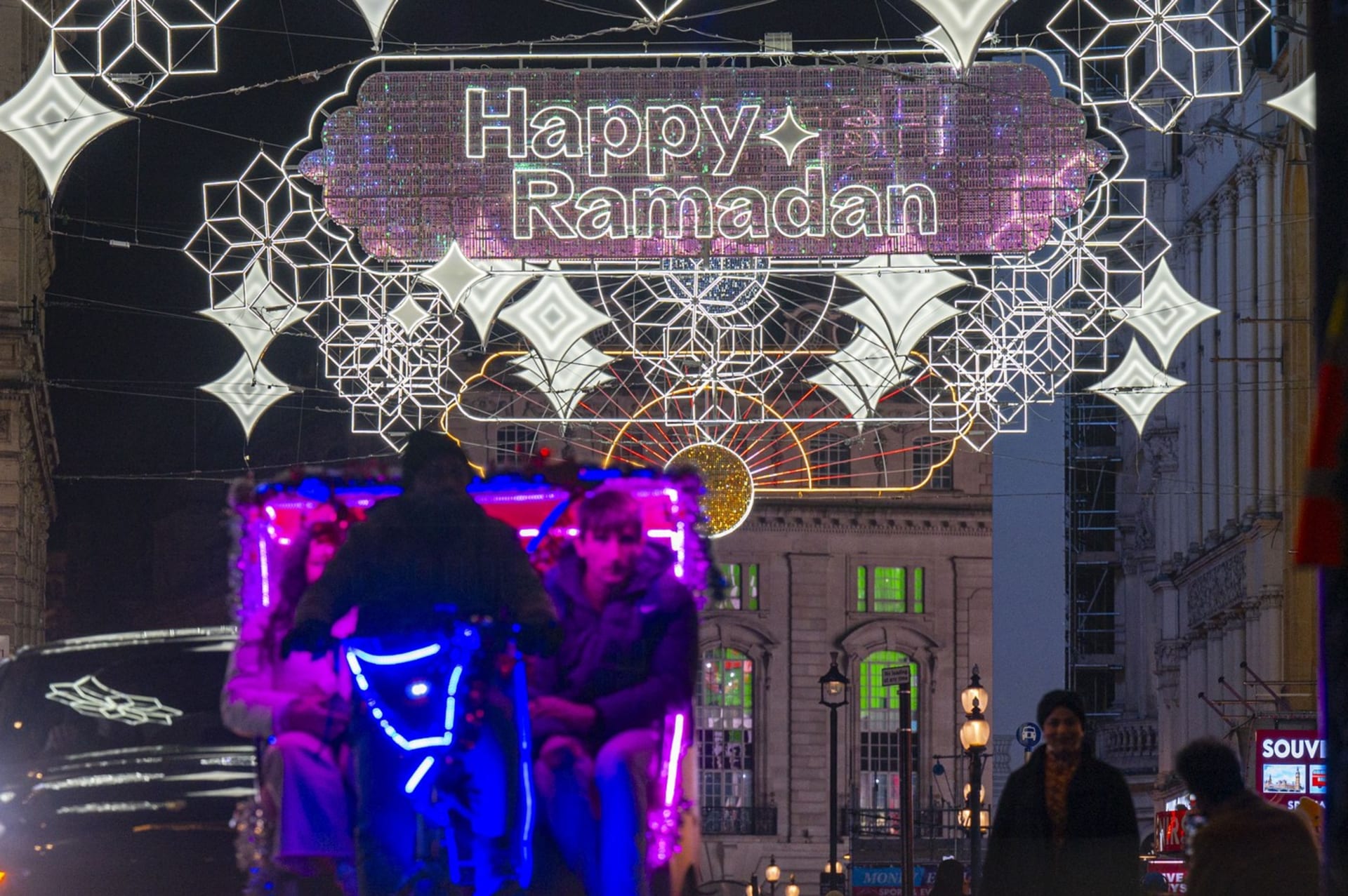 V Německu první města oslavují ramadán světelnou výzdobou.
