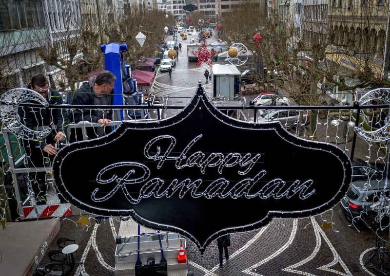 Nápis „veselý ramadán“ visí nad pěší zónou ve Frankfurtu 