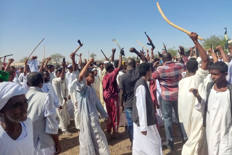 Členové súdánského ozbrojeného lidového odporu, kteří podporují armádu, pochodují v ulicích Gedarefu ve východním Súdánu