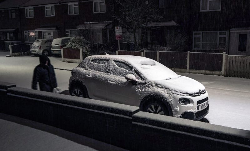 Takhle si lidé v Británii užívali zimní radovánky před dvěma měsíci. Pravděpodobně si je za několik dnů zopakují