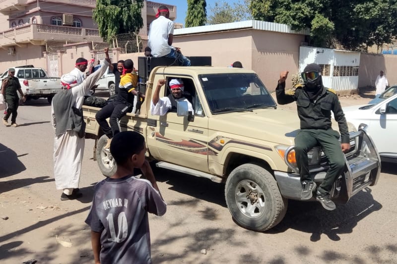 Členové súdánského ozbrojeného lidového odporu, kteří podporují armádu, v ulicích Gedarefu ve východním Súdánu