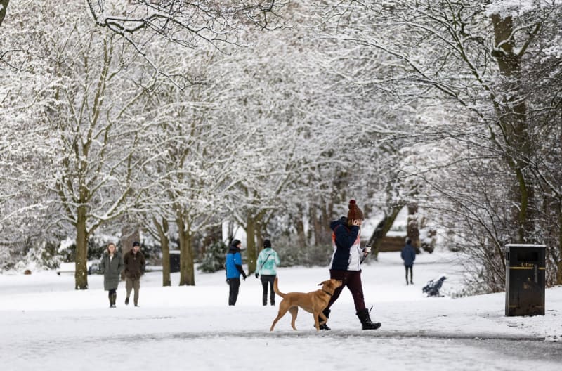 Takhle si lidé v Británii užívali zimní radovánky před dvěma měsíci. Pravděpodobně si je za několik dnů zopakují