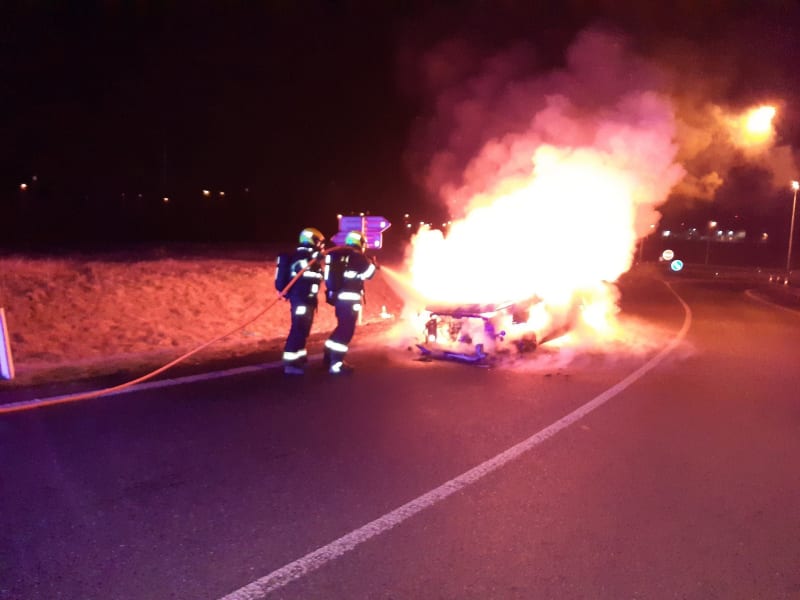 Osobní auto na pražském okruhu zachvátily plameny.