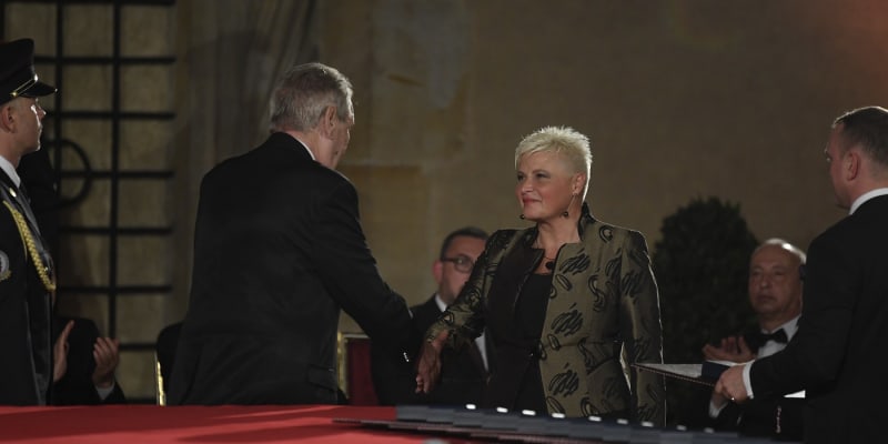 Prezident Miloš Zeman při příležitosti 101. výročí vzniku samostatného československého státu udělil Haně Moučkoé státní vyznamenání.