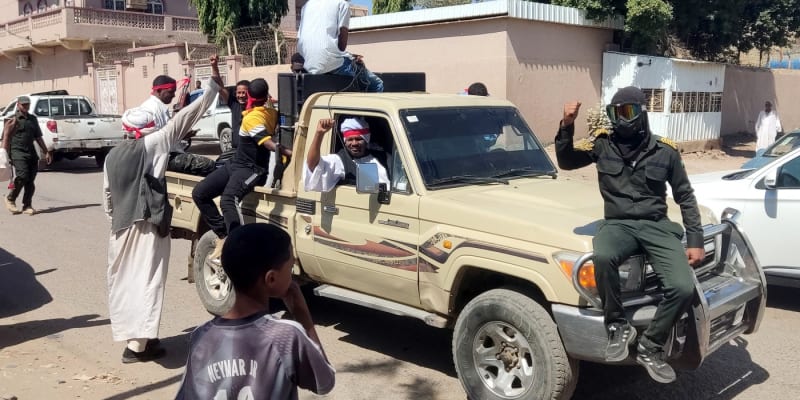 Členové súdánského ozbrojeného lidového odporu, kteří podporují armádu, v ulicích Gedarefu ve východním Súdánu