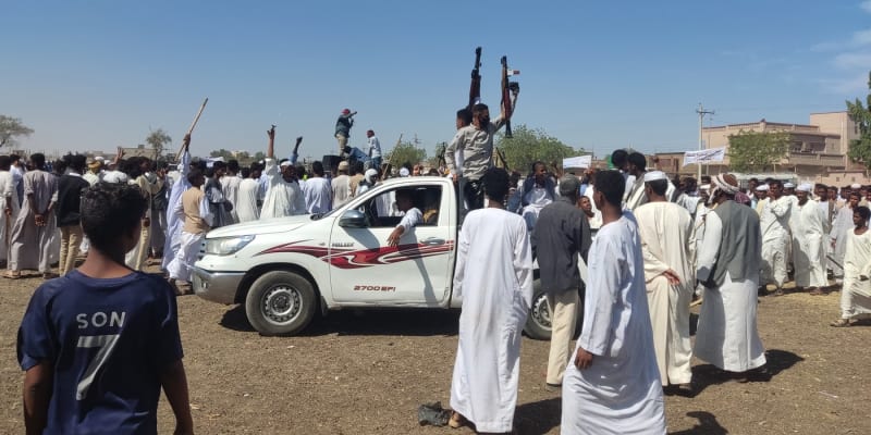 Členové súdánského ozbrojeného lidového odporu, kteří podporují armádu, pochodují v ulicích Gedarefu ve východním Súdánu