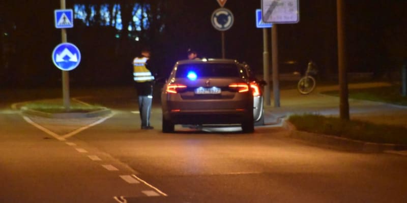Policisté kontrolují účastníky tuningového srazu před Prahou