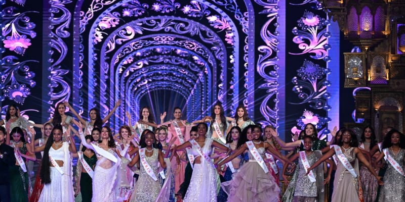 Na začátku finálového večera o prvenství soutěžilo 112 dívek a žen z celého světa. 