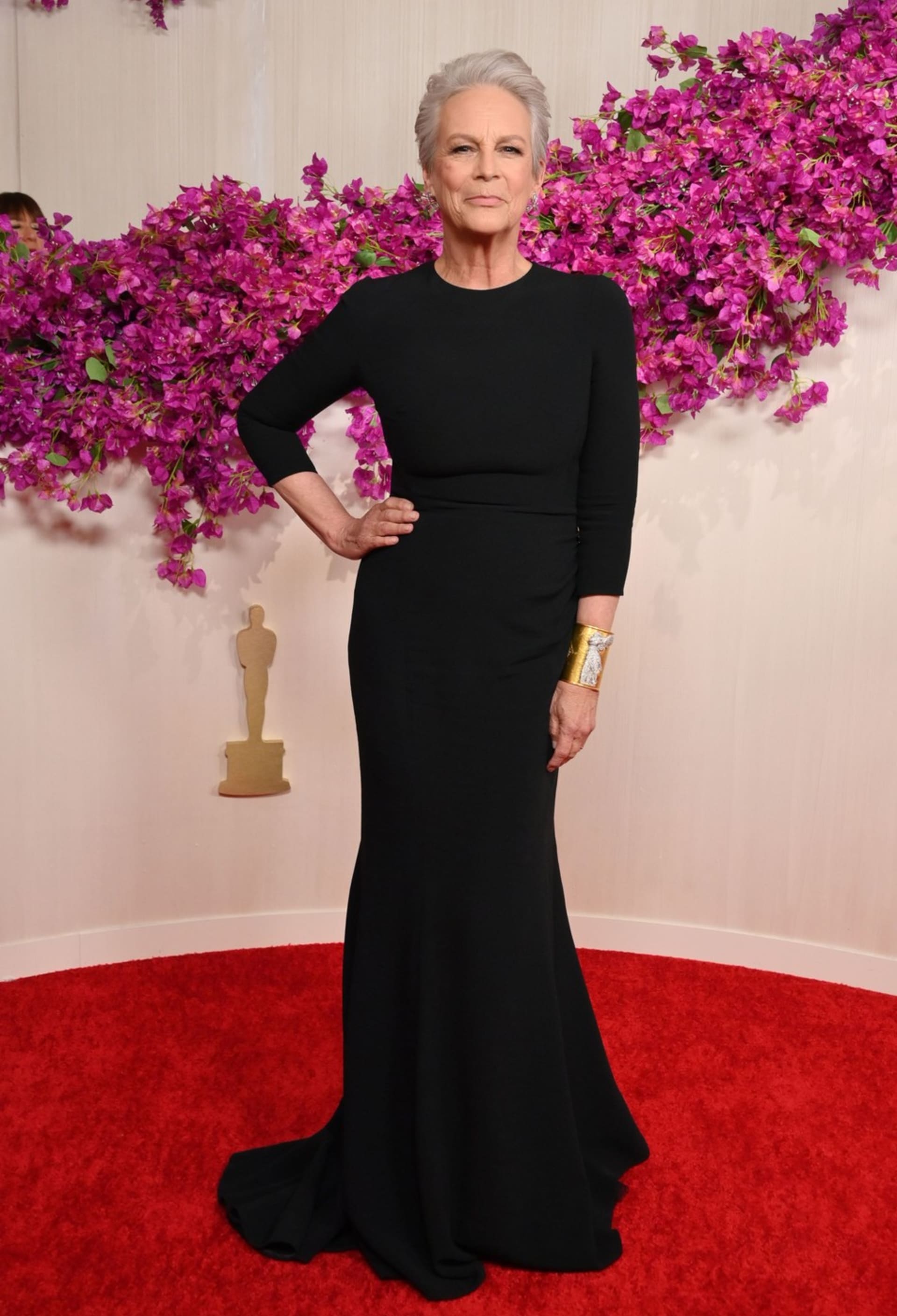 Jamie Lee Curtiosvá se může v pětašedesáti letech pyšnit skvělou postavou. Vynesla přiléhavé šaty  Dolce & Gabbana.