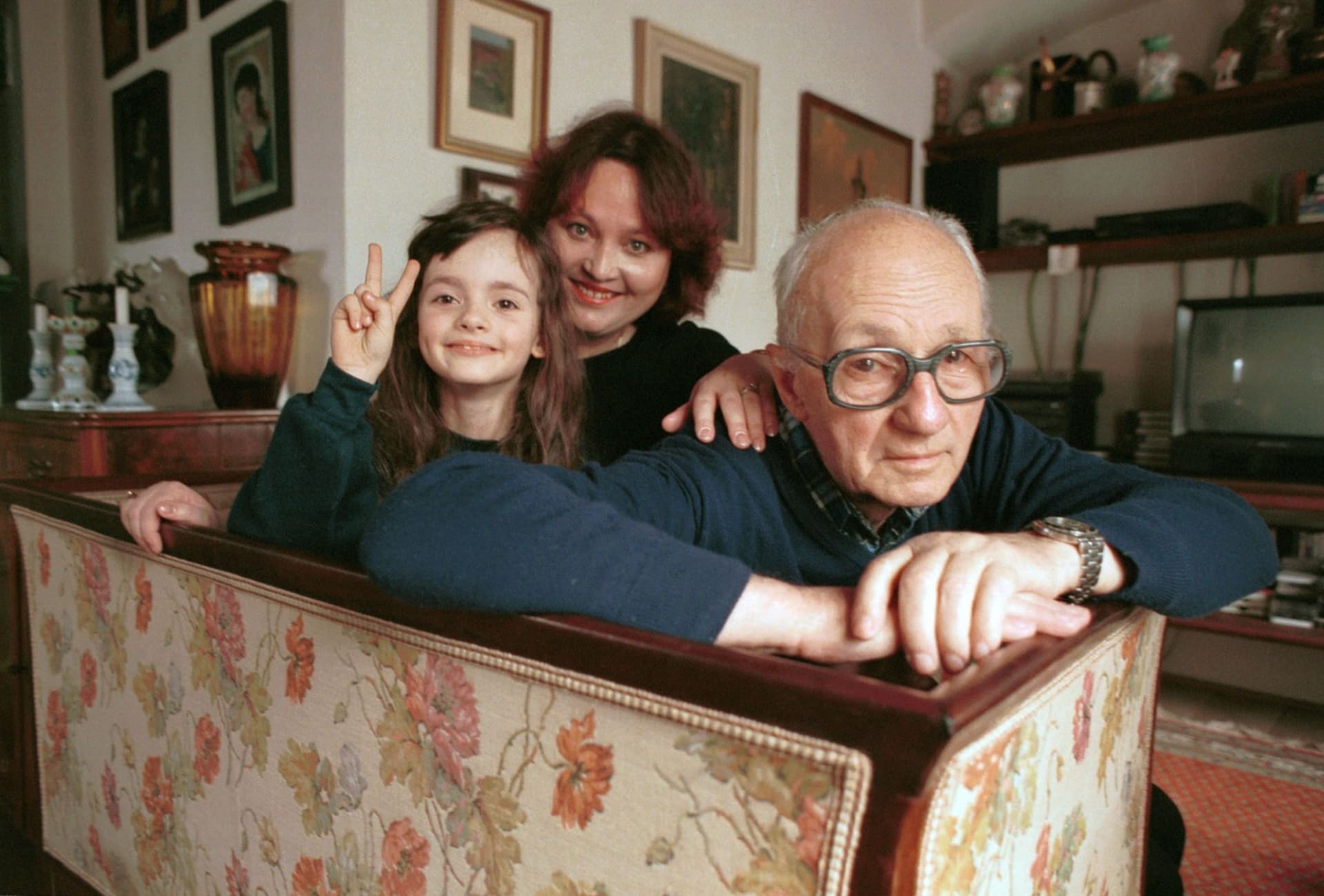 Režisér Karel Kachyňa se svou mladou rodinou, manželkou Alenou Mihulovou a dcerou Karolínou. 