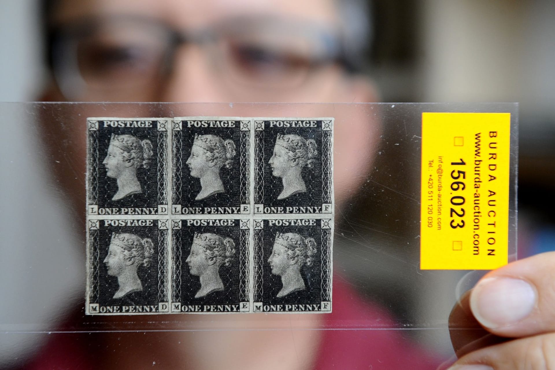 První známky světa Penny Black se prodaly za rekordní částku.