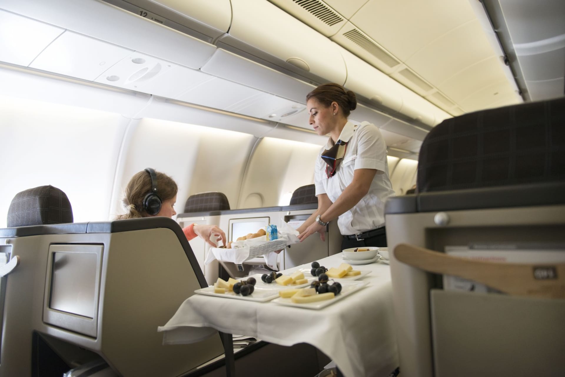 Příprava jídla pro pasažéry v letadle představuje komplikovaný proces.