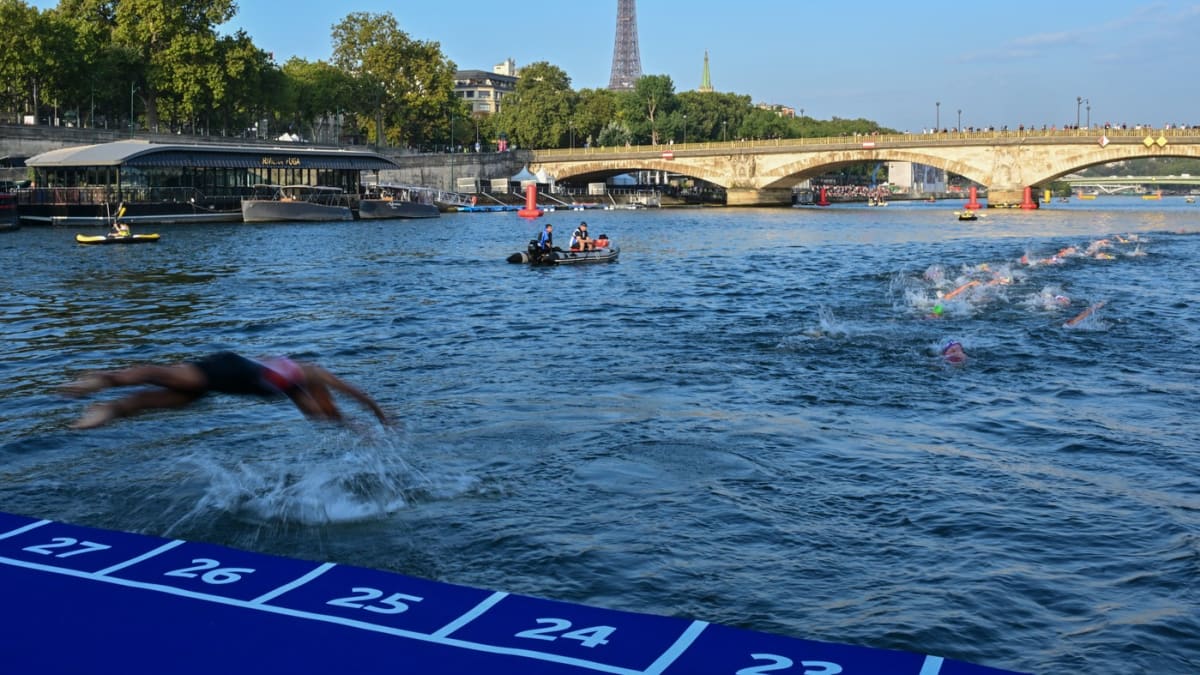 Součástí závodu triatlonistek v Paříži v roce 2023 bylo i plavání v Seině