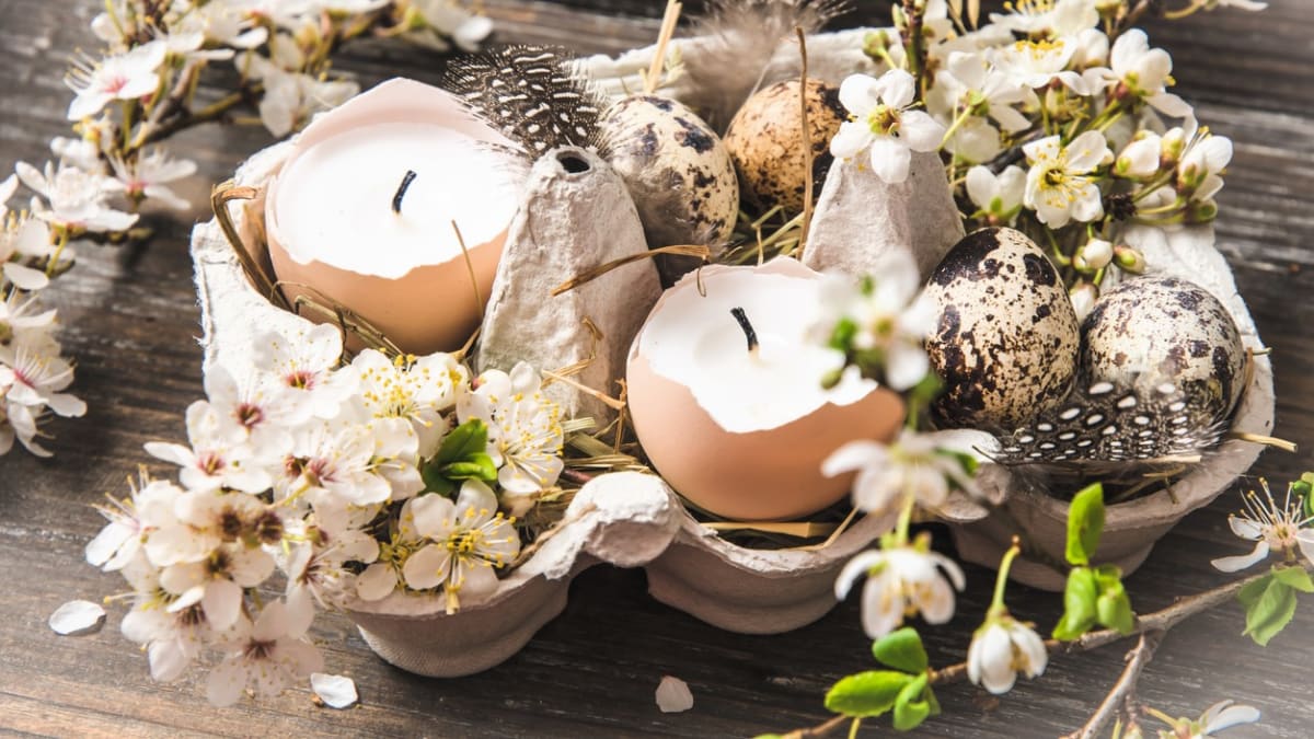 DIY velikonoční svíčky ve tvaru kraslic a ve vaječných skořápkách