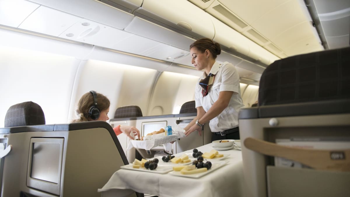 Příprava jídla pro pasažéry v letadle představuje komplikovaný proces.