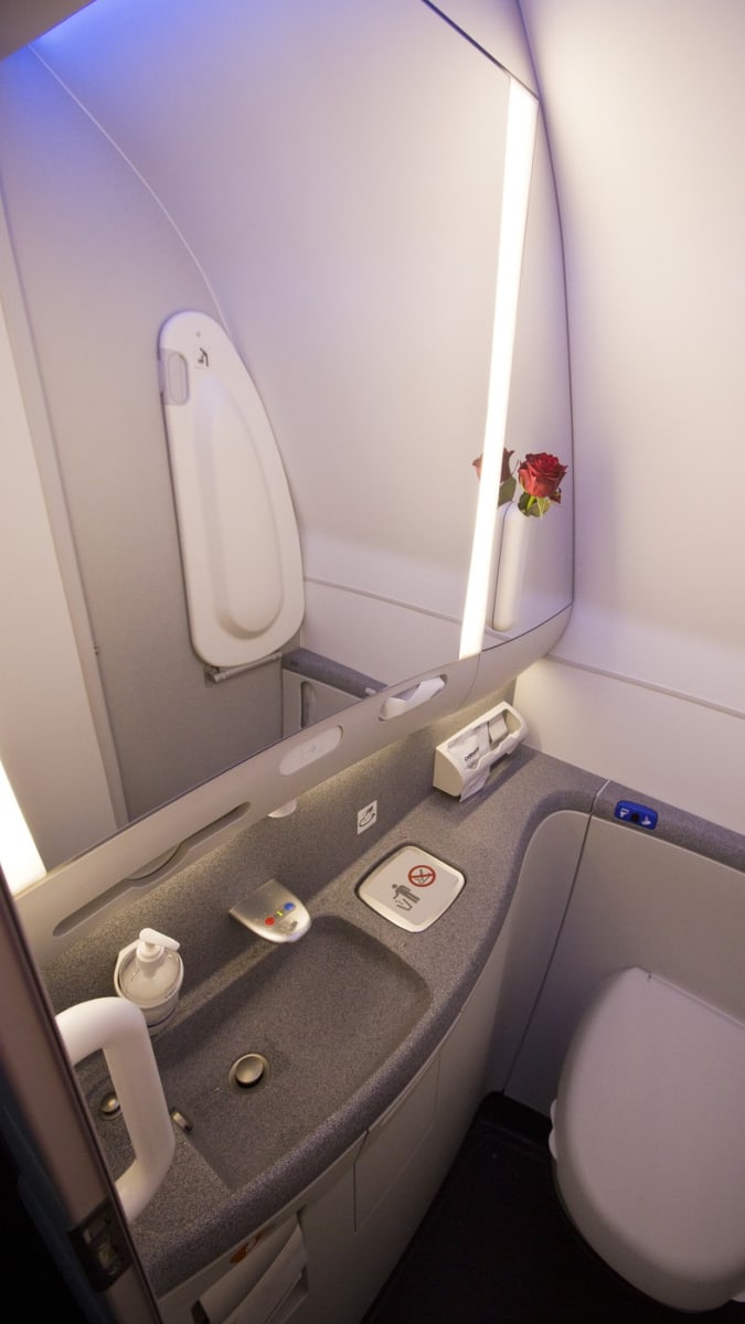 Toaleta v letadle typu Boeing 787 Dreamliner