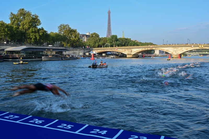 Součástí závodu triatlonistek v Paříži v roce 2023 bylo i plavání v Seině