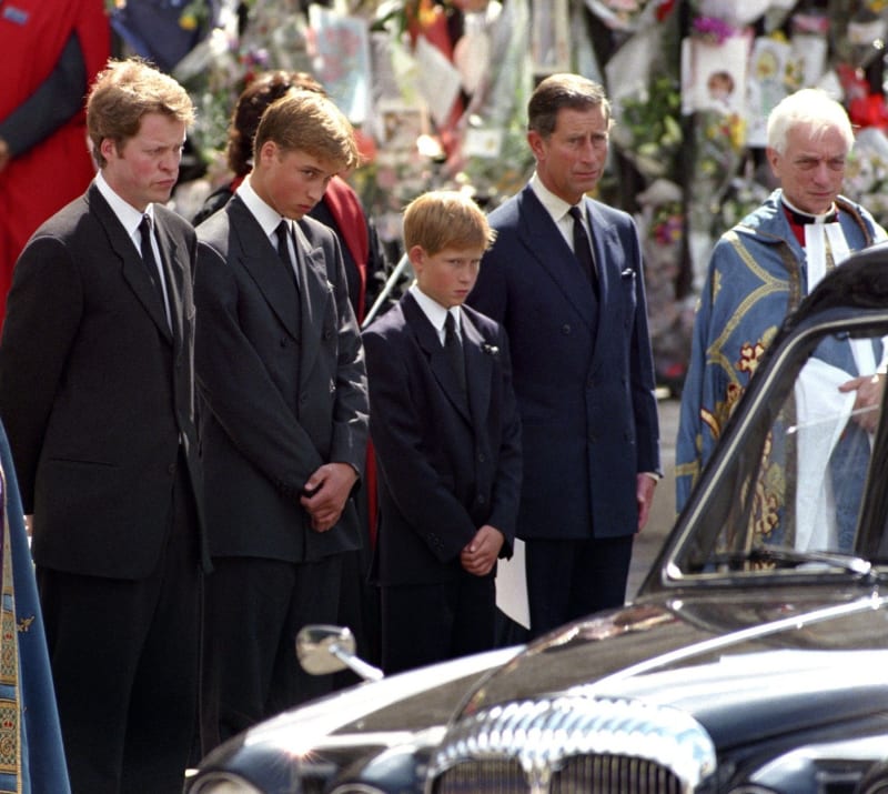Earl Spencer (zcela vlevo) na pohřbu své sestry princezny Diany