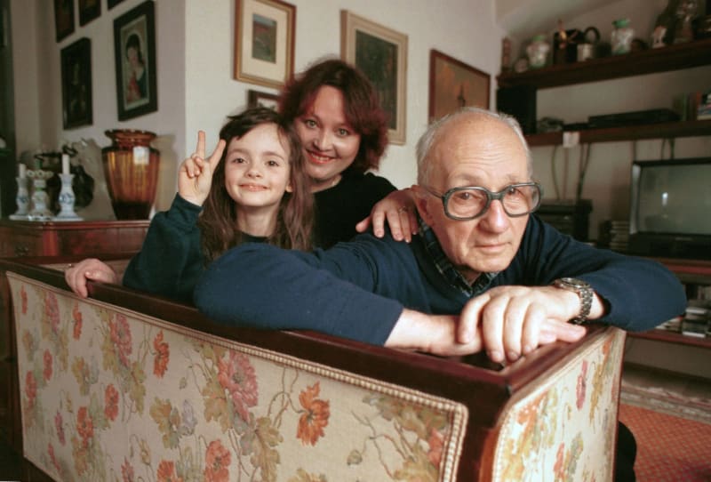 Režisér Karel Kachyňa se svou mladou rodinou, manželkou Alenou Mihulovou a dcerou Karolínou. 
