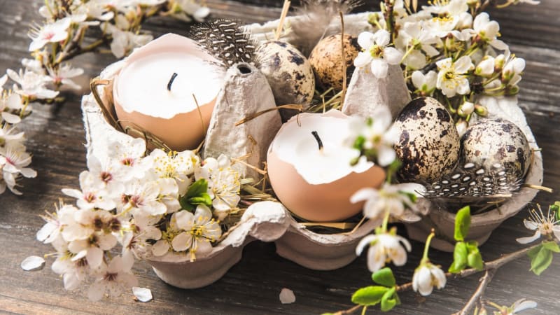 Velikonoční dekorace:  Vyrobte si svíčky ve tvaru kraslic nebo ve vaječných skořápkách