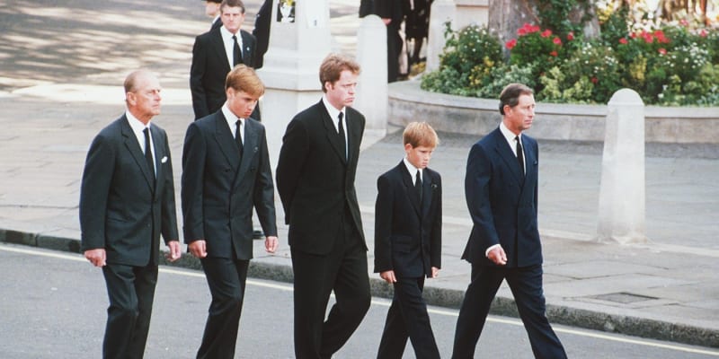 Earl Spencer (uprostřed) na pohřbu své sestry princezny Diany