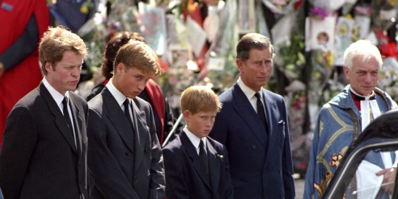 Earl Spencer (zcela vlevo) na pohřbu své sestry princezny Diany