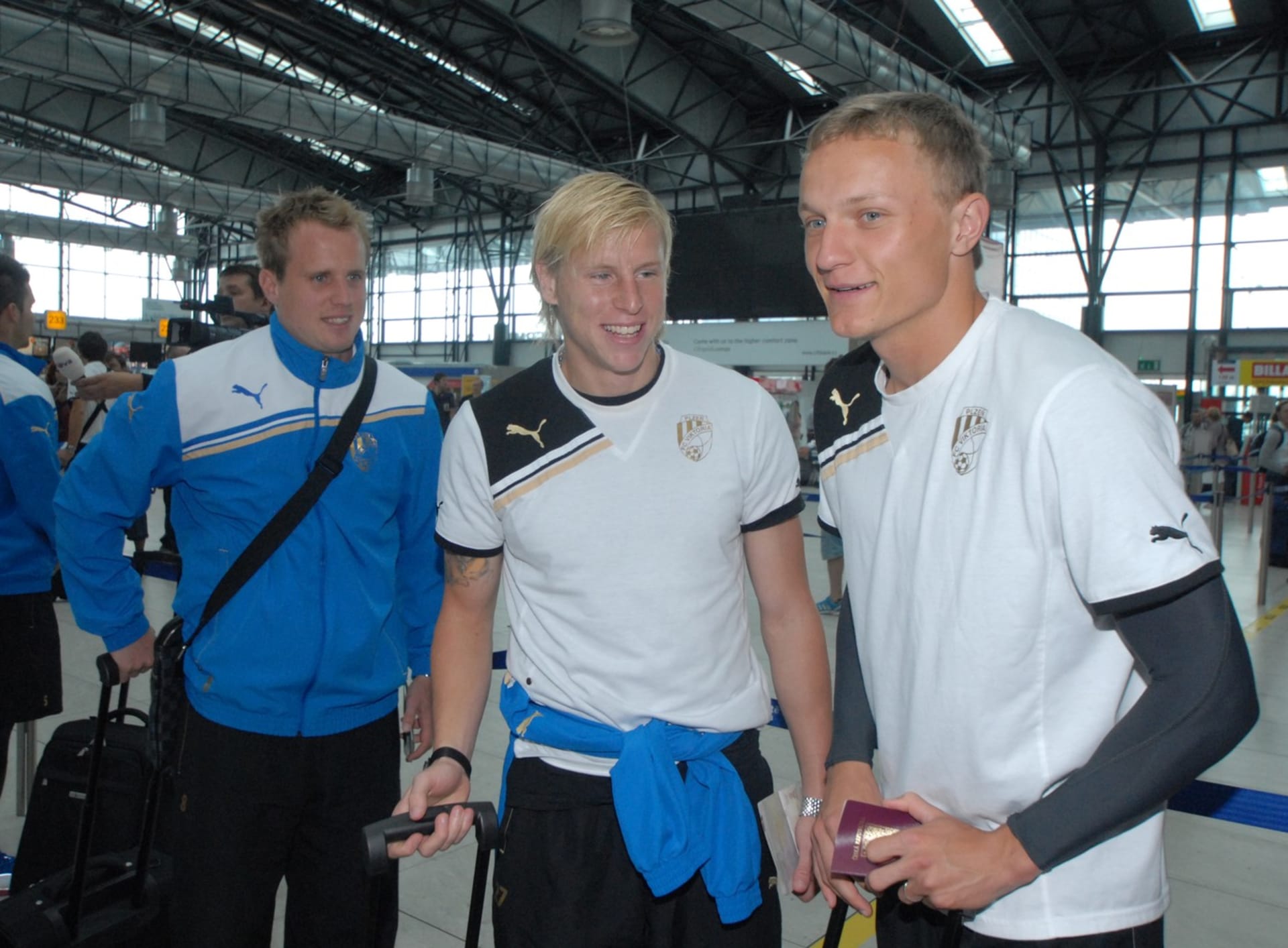 František Rajtoral s Davidem Limberským a Petrem Trappem na letišti před odletem na zápas v pohárové Evropě. 