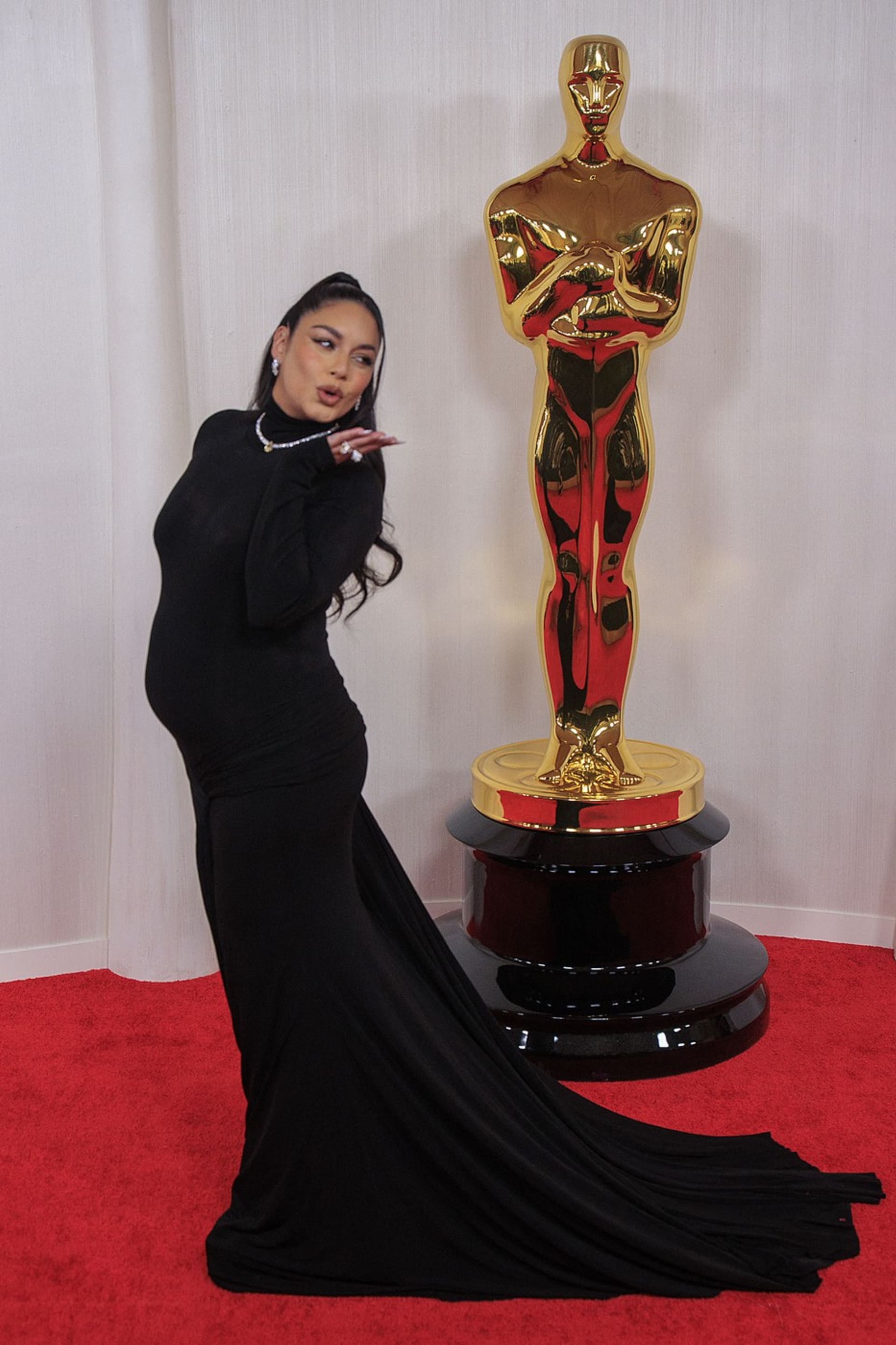 Vanessa Hudgens ukázala bříško na Oscarech.