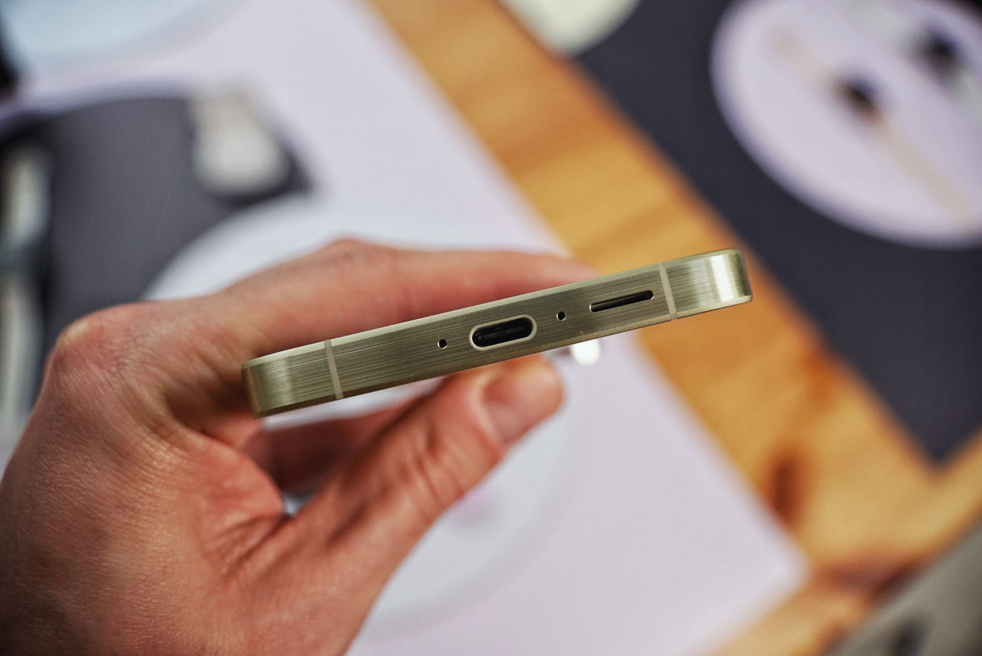 USB-C konektor je již standardem, bezdrátové nabíjení ale ani jeden model nepodporuje. 