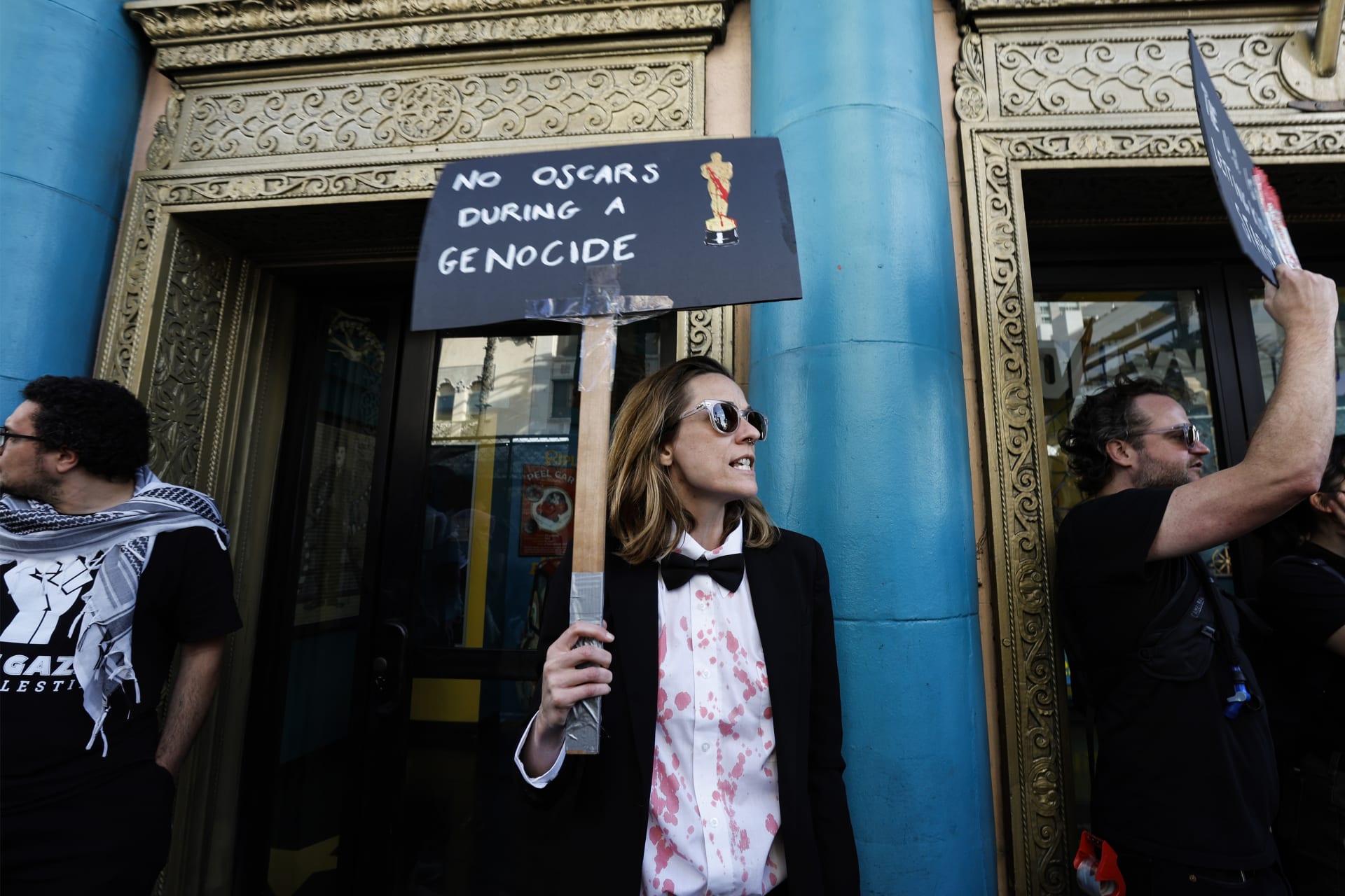 Propalestinští demonstranti protestují proti předávání Oscarů.
