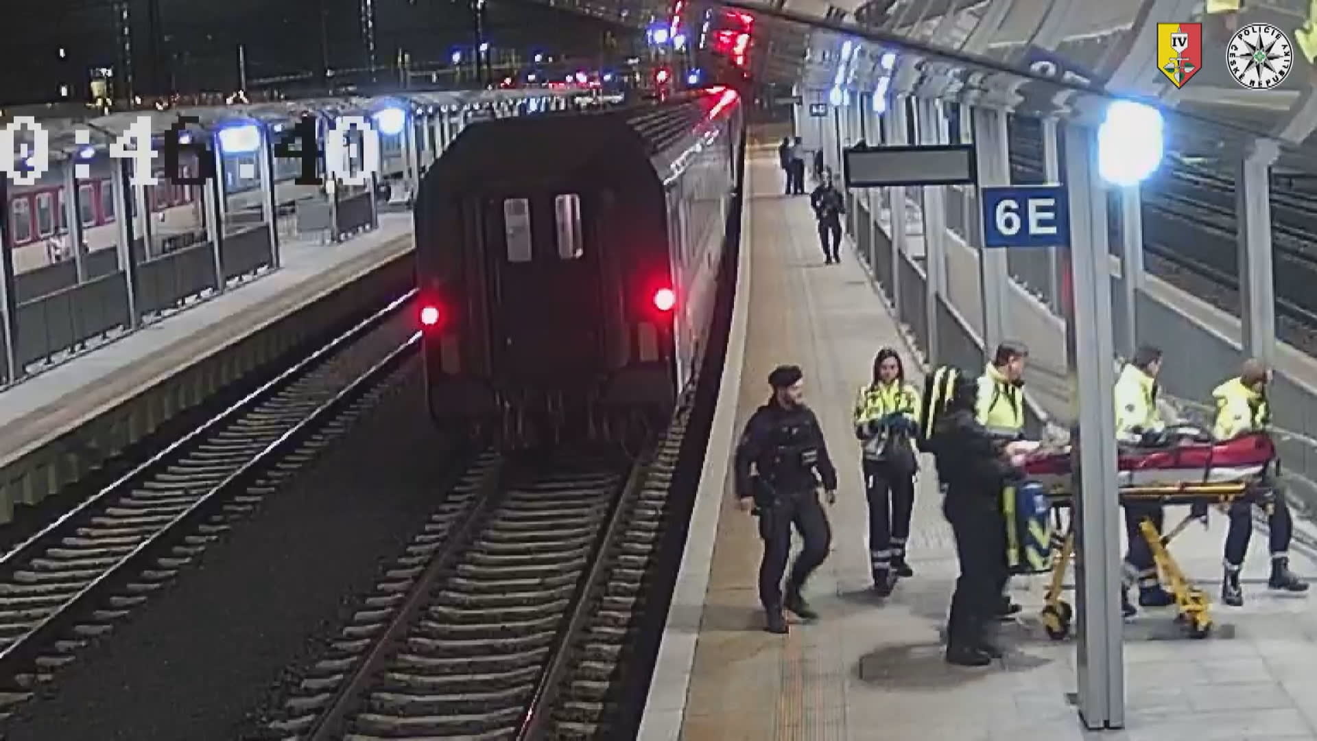 Policisté zachránili život ženě ve vlaku.