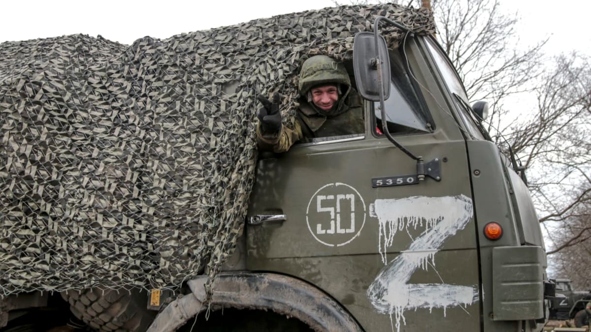 Ruský voják v nákladním voze, 27. února 2022