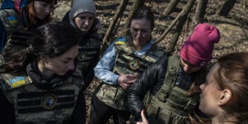 Ukrajinské armádě pomáhají aukce i tomboly. Mladá influencerka přišla s účinnou strategií