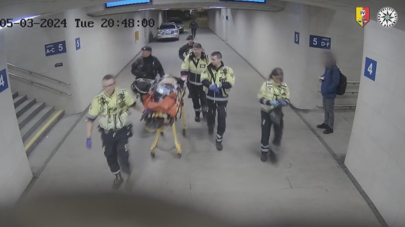 Policisté zachránili život ženě ve vlaku.
