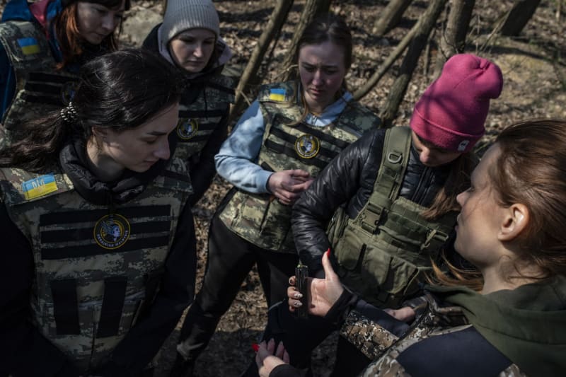 Ukrajinské ženy na vojenskéem tréninku v Kyjevě
