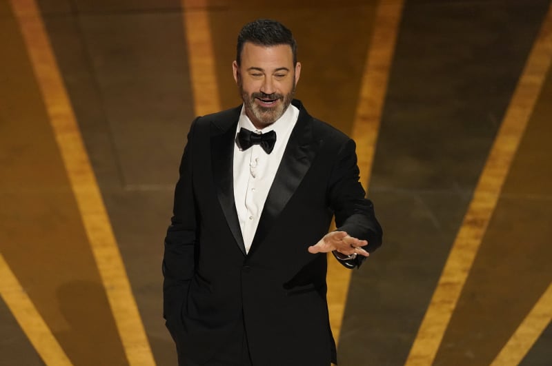 Americký komik a moderátor Jimmy Kimmel uvádí filmové Oscary již pravidelně.