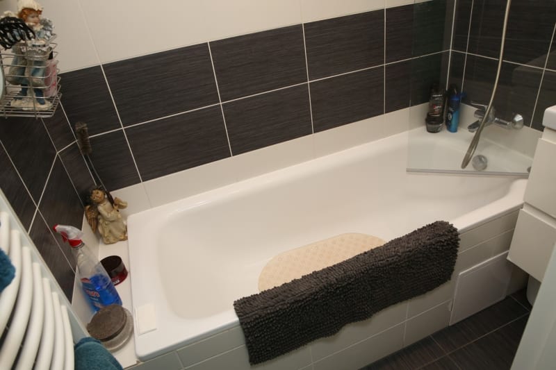 Koupelna, která je v černobílé barvě je sice menší, ale velmi moderně zařízena.