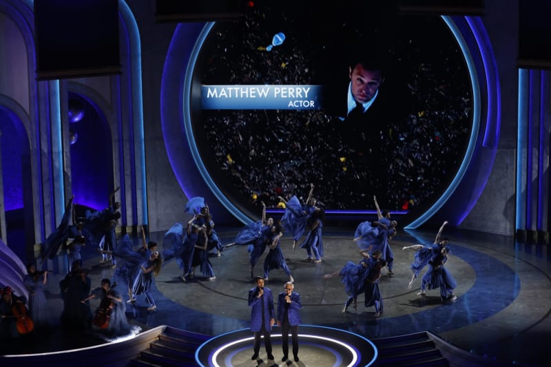 Filmový svět se na Oscarech rozloučil s Matthewem Perrym.
