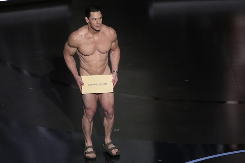 Wrestler a herec John Cena přišel na pódium nahý.