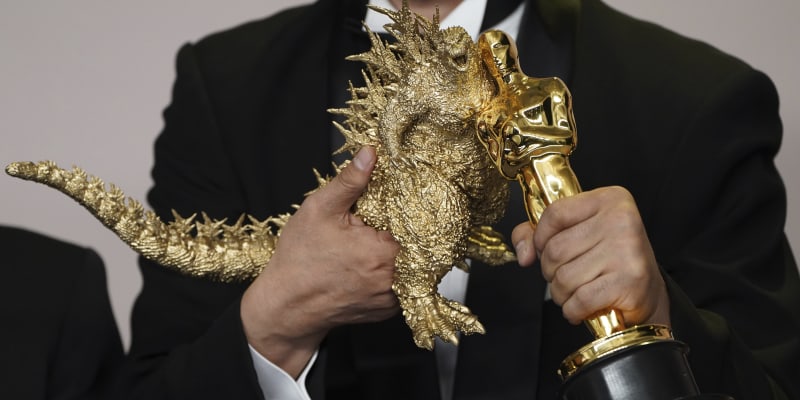 Sošku získal i japonský akční film Godzilla Minus One. Tvůrci přišli s vlastní zlatou soškou i kuriózními botami.