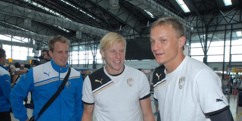 František Rajtoral s Davidem Limberským a Petrem Trappem na letišti před odletem na zápas v pohárové Evropě. 