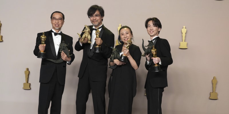 Sošku získal i japonský akční film Godzilla Minus One. Tvůrci přišli s vlastní zlatou soškou i kuriózními botami.