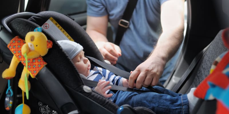 V autosedačce by děti měly trávit jen nezbytně dlouhou dobu.
