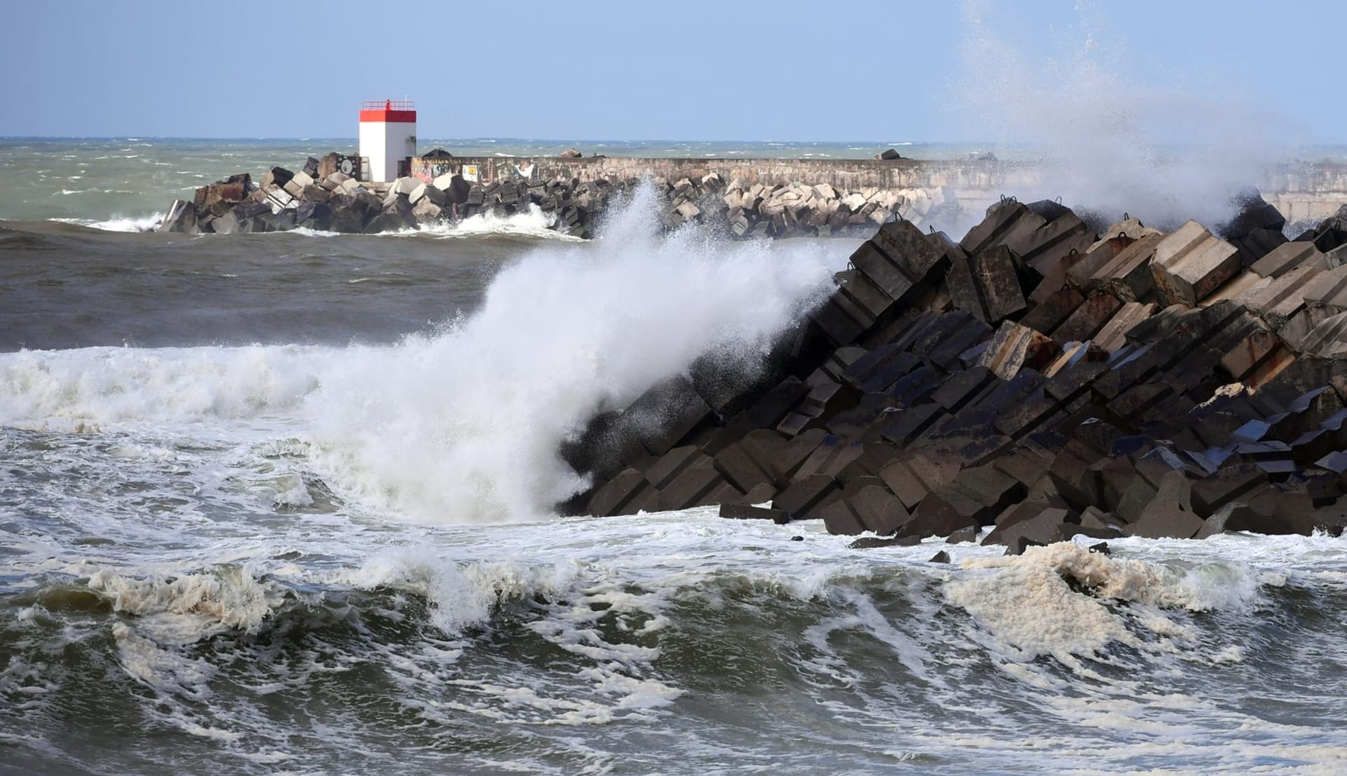 Bouře Monica, kterou provázejí povodně, má na jihovýchodě Francie už šest obětí. 
