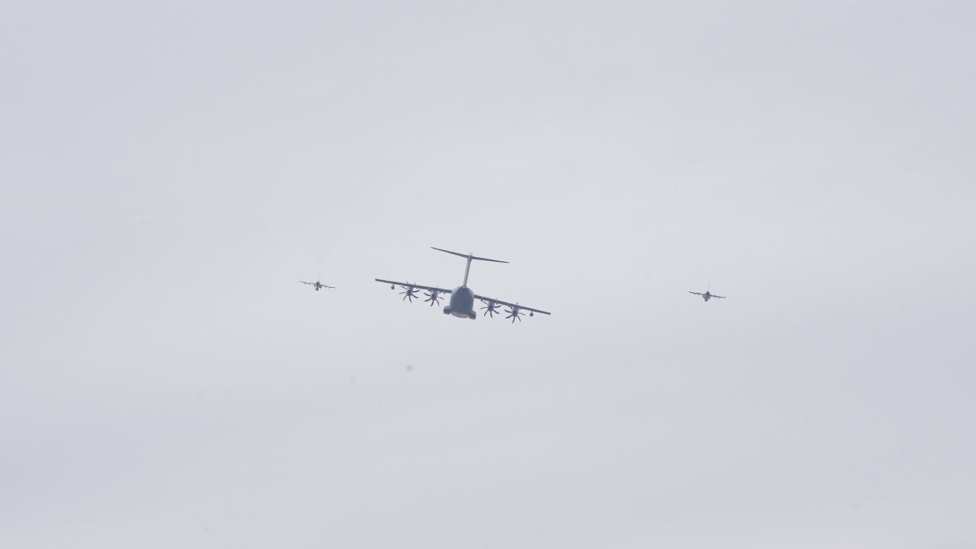 Nad Prahou přeletěly tři stíhací letouny JAS-3 Gripen spolu se dvěma bojovými letouny Eurofighter Typhoon a dopravním airbusem A-400MS Atlas.