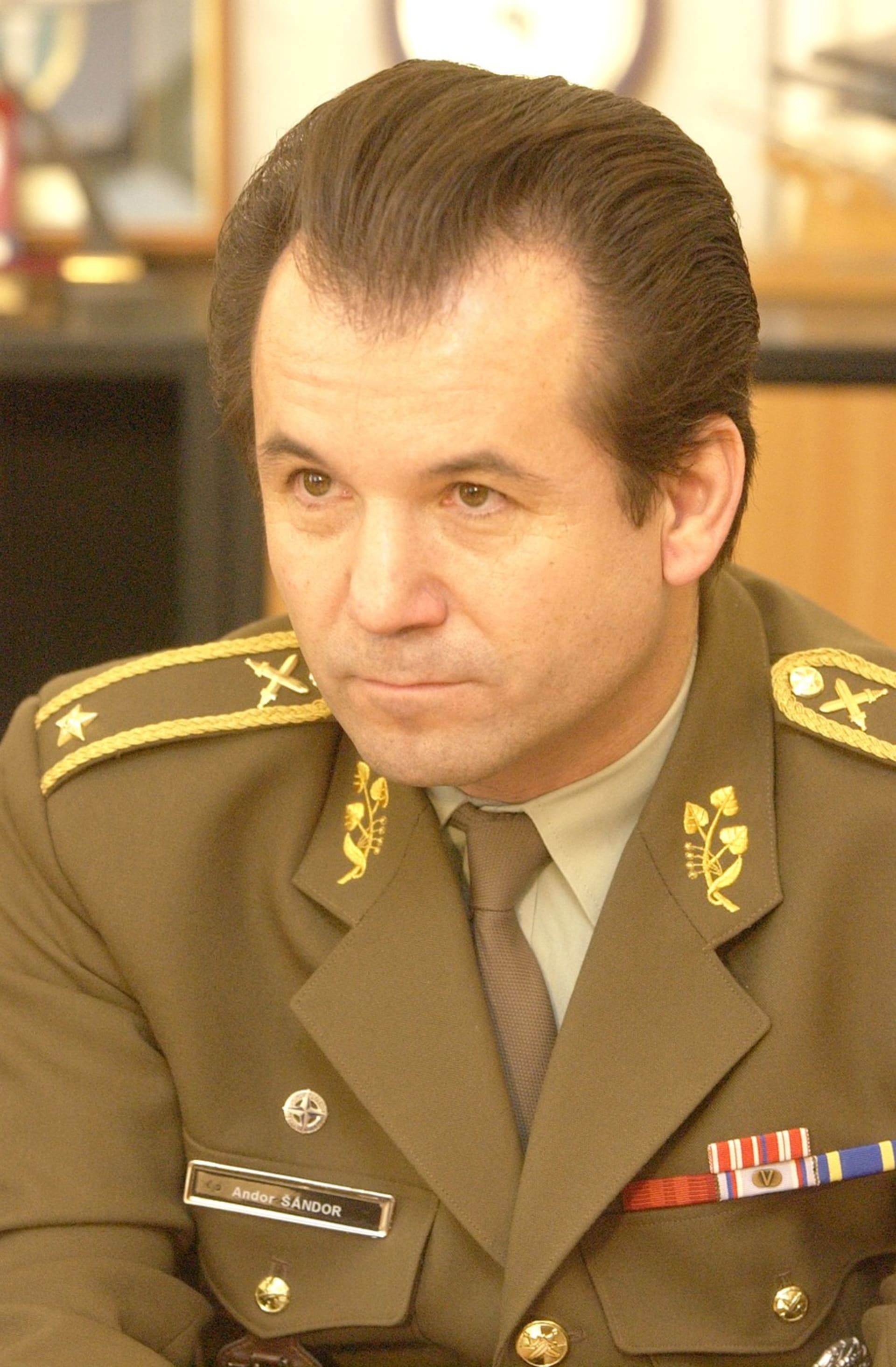Andor Šándor v minulosti působil v nejvyšším velení armády. V letech 2001 až 2002 byl šéfem české vojenské špionáže.
