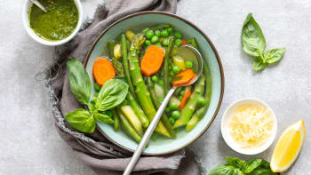 Velký výběr jarních a velikonočních polévek. Jsou svěží, často zelené a náramně dobré!