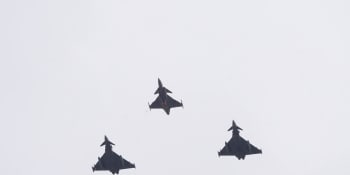 Nad Prahou proletěla vojenská letadla. Připomněla 25. výročí vstupu Česka do NATO