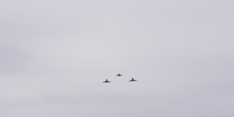 Nad Prahou přeletěly tři stíhací letouny JAS-3 Gripen spolu se dvěma bojovými letouny Eurofighter Typhoon a dopravním airbusem A-400MS Atlas.